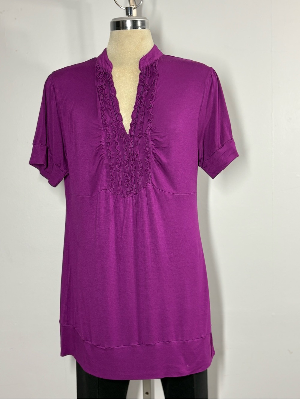 Ruffle-Trim V-Neck Short Sleeve Tunic in Violet